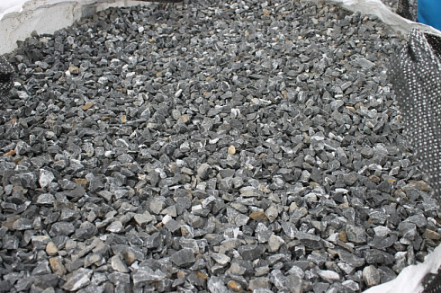 Kamenclub.ru: Щебень крошка черный (мрамор) фр. 5-10 мм.  купить в Нововоронеже мрамор черный с белыми прожилками, черный, белый мраморная крошка декоративная ландшафтная 11000 руб/т   фото КАМЕНЬ КЛУБ