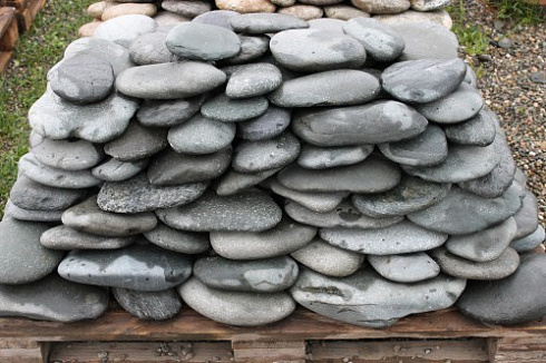 Kamenclub.ru: Галька речная плоская (темно-серая) фр. 100-200-300 мм. купить  в Нововоронеже галька речная плоская темно-серый, серый, синий речной галечник плоский 9000 руб/т   фото КАМЕНЬ КЛУБ