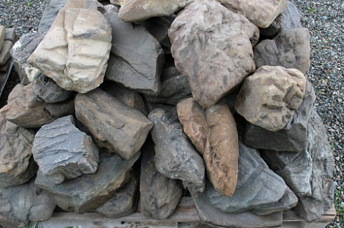 Kamenclub.ru: Песчаник декоративный ландшафтный (фр. 300-500 мм)  купить в Нововоронеже песчаник желтый рыжий серый зеленый валун речной окатанный природный песчаника 4 500 руб/т   фото КАМЕНЬ КЛУБ