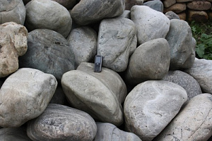 Kamenclub.ru: Речной валун Кабанчик фр.300-500 мм.  купить в Нововоронеже крупный природный камень галька серый, темно-серый речной валун галечник масштабный 7000 руб/т   фото КАМЕНЬ КЛУБ