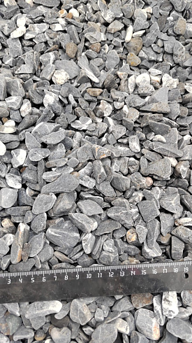 Kamenclub.ru: Щебень галтованный черный (мрамор) фр.10-20 мм.  купить в Нововоронеже мрамор черный с белыми прожилками, черный, белый окатанный округлый ландшафтный декоративный щебень 15000 руб/т   фото КАМЕНЬ КЛУБ