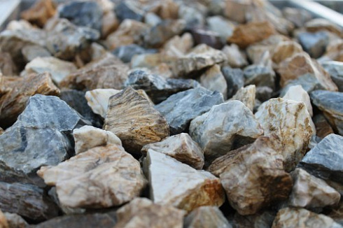 Kamenclub.ru: Мраморная крошка (щебень крошка медовый) фр. 20-40 мм.  купить в Нововоронеже мрамор бежевый рыжий желтый ландшафтная мраморная крошка 12000 руб/т   фото КАМЕНЬ КЛУБ