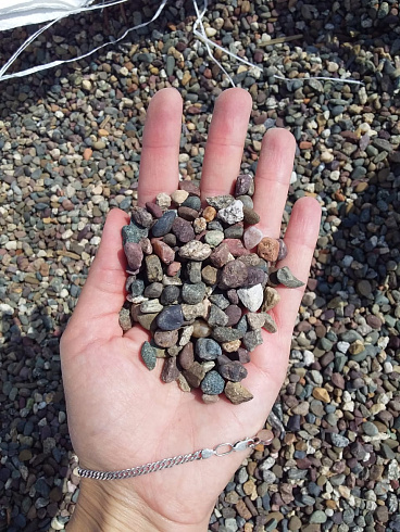 Kamenclub.ru: Галька речная окат цветная фр.5-10 мм. купить  в Нововоронеже галька речная белый, серый, красноватый, синий, темно-серый речная окатанная галька декоративная 6800 руб/т   фото КАМЕНЬ КЛУБ