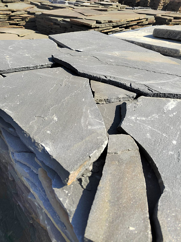 Kamenclub.ru: Песчаник пластушка светло-серый (3,0 см)  купить в Нововоронеже песчаник светло-серый, серый песчаник рваный ландшафтный колотый 13800 руб/м3   фото КАМЕНЬ КЛУБ