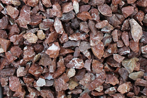 Kamenclub.ru: Мраморная крошка (щебень крошка розовый) фр. 40-70 мм.  купить в Нововоронеже мрамр розовый, красный мраморный декоративный 11000 руб/т   фото КАМЕНЬ КЛУБ