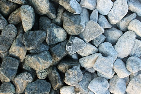 Kamenclub.ru: Щебень галтованный зеленый (змеевик) фр. 50-100 мм.  купить в Нововоронеже галтовка мраморная зеленый, салатовый мрамор 12 500 руб/т   фото КАМЕНЬ КЛУБ