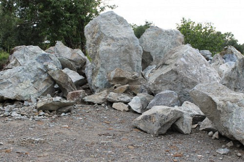 Kamenclub.ru: Змеевик скальник фр. 500-1500 мм.  купить в Нововоронеже змеевик зеленый серый черный глыба скальная колотая 7500 руб/т   фото КАМЕНЬ КЛУБ