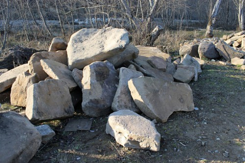 Kamenclub.ru: Песчаник плиты - плахи - пошаговые дорожки (фр. 70-150 мм)  купить в Нововоронеже песчаник серый бежевый желтый зеленый колотый песчаник строительный 6500 руб/т   фото КАМЕНЬ КЛУБ