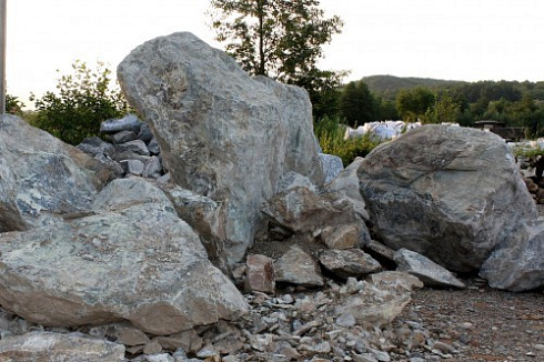 Kamenclub.ru: Змеевик скальник фр. 500-1500 мм.  купить в Нововоронеже змеевик зеленый серый черный глыба скальная колотая 7500 руб/т   фото КАМЕНЬ КЛУБ