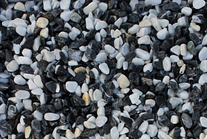 Kamenclub.ru: Мраморная крошка (щебень галтованный микс:белый-черный) фр.10-20 мм.  купить в Нововоронеже мрамор белый, черный окатанные округлые декоративные ландшафтные камни щебня 15500 руб/т   фото КАМЕНЬ КЛУБ