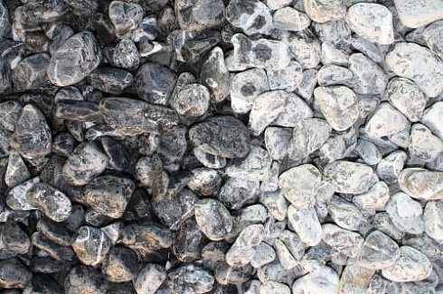 Kamenclub.ru: Щебень галтованный черный (мрамор) фр.20-40 мм.  купить в Нововоронеже мрамор черный с белыми прожилками мрамор окатанный округлый 15000 руб/т   фото КАМЕНЬ КЛУБ