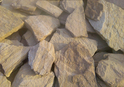 Kamenclub.ru: Песчаник пластушка "фонтанка" желтая (3,0 - 5,0 см)  купить в Нововоронеже песчаник желтая, рыжий, желтый песчаник колотый рваный со сколом облицовочный 16200 руб/м3   фото КАМЕНЬ КЛУБ