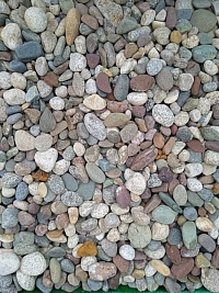Kamenclub.ru: Галька горная речная окат (цветная) фр. 20-40 мм. купить  в Нововоронеже галька речная серый синий бежевый белый окатанная речная галька ландшафтная 6800 руб/т   фото КАМЕНЬ КЛУБ