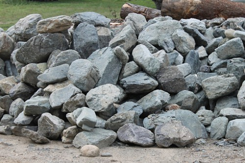 Kamenclub.ru: Гранит скальник (серо-зеленый) фр. 100-500 мм.  купить в Нововоронеже гранит зеленый, серый, салатовый крупный ландшафтный валун 6 000 руб/т   фото КАМЕНЬ КЛУБ