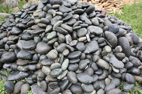 Kamenclub.ru: Темно-серый валунчик фр.100-300 мм.  купить в Нововоронеже крупный природный камень серый, темно-серый, светло-серый речная галька большого размера окатанная 4500 руб/т   фото КАМЕНЬ КЛУБ