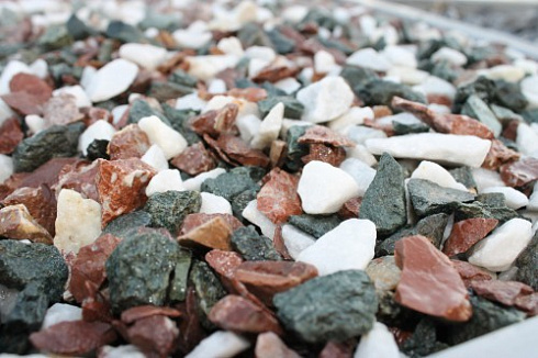 Kamenclub.ru: Мраморная крошка (щебень крошка микс: белый-зеленый-розовый) фр. 10-20 мм.  купить в Нововоронеже мрамор белый, зеленый, розовый декоративный ландшафтный колотый щебень 12000 руб/т   фото КАМЕНЬ КЛУБ