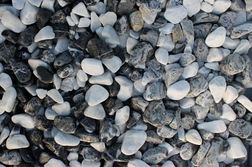 Kamenclub.ru: Мраморная крошка (щебень галтованный микс:: белый-черный) фр.20-40 мм  купить в Нововоронеже мрамор белый, черный мраморный галтованный щебень 15500 руб/т   фото КАМЕНЬ КЛУБ