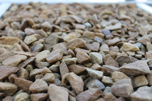 Kamenclub.ru: Щебень крошка желтый (песчаник) фр. 20-40 мм.  купить в Нововоронеже песчаник бежевый рыжий каменная крошка песчаника 9500 руб/т   фото КАМЕНЬ КЛУБ