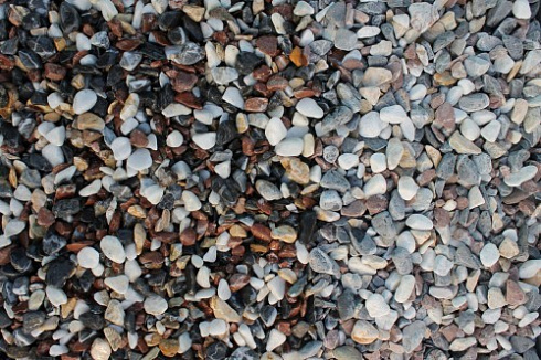 Kamenclub.ru: Мраморная крошка (щебень галтованный микс:белый-черный-розовый-медовый) фр.10-20 мм.  купить в Нововоронеже мрамор белый, медовый, черный, розовый мраморный декоративный ландшафтный окатанный округлый галтованный щебень 15500 руб/т   фото КАМЕНЬ КЛУБ