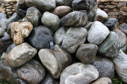 Kamenclub.ru: Речной валун Кабанчик фр.300-500 мм.  купить в Нововоронеже крупный природный камень галька серый, темно-серый речной валун галечник масштабный 7000 руб/т   фото КАМЕНЬ КЛУБ