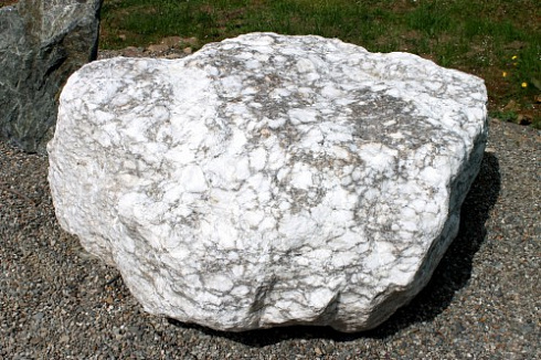 Kamenclub.ru: Мраморизированный известняк фр.500-1500 мм.  купить в Нововоронеже    10000 руб/т   фото КАМЕНЬ КЛУБ