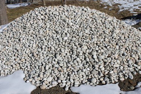 Kamenclub.ru: Галька речная окат (серо-белая) фр. 70-120 мм купить  в Нововоронеже галька галечник бело-серая, серо-белая, серая, белая речная природная галька  8000 руб/т   фото КАМЕНЬ КЛУБ