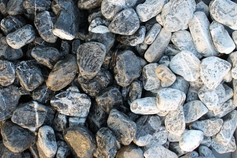 Kamenclub.ru: Щебень галтованный черный (мрамор) фр. 50-100 мм.  купить в Нововоронеже мрамор черный с белыми прожилками щебень ландшафтный мраморный 15000 руб/т   фото КАМЕНЬ КЛУБ
