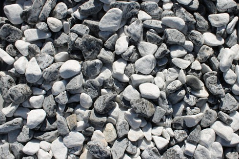 Kamenclub.ru: Мраморная крошка (щебень галтованный микс:: белый-черный) фр.20-40 мм  купить в Нововоронеже мрамор белый, черный мраморный галтованный щебень 15500 руб/т   фото КАМЕНЬ КЛУБ