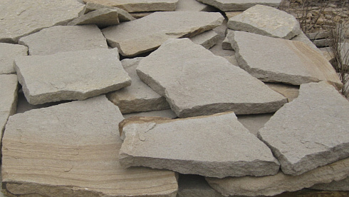 Kamenclub.ru: Песчаник пластушка светло-серый (2,0 см)  купить в Нововоронеже плитняк- ластушка светло-серый, серый рваный ландшафтный плитняк колотый 13800 руб/м3   фото КАМЕНЬ КЛУБ