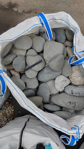 Kamenclub.ru: Галька речная плоская (темно-серая) фр. 70-150 мм. купить  в Нововоронеже галечник природный темно-серый серый синий речная плоская природная окатанная  9000 руб/т   фото КАМЕНЬ КЛУБ