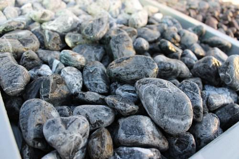 Kamenclub.ru: Щебень галтованный черный (мрамор) фр.20-40 мм.  купить в Нововоронеже мрамор черный с белыми прожилками мрамор окатанный округлый 15000 руб/т   фото КАМЕНЬ КЛУБ