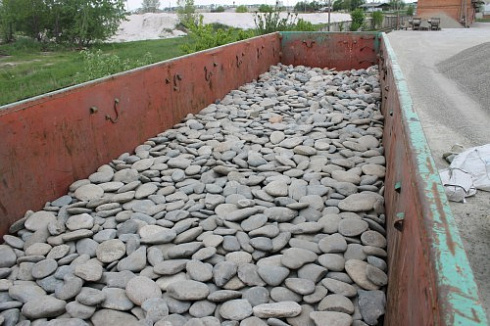 Kamenclub.ru: Галька речная плоская (ассорти) фр. 100-200-300 мм. купить  в Нововоронеже галька плоская разноцветная серый белый темно-серый синий речная галька ландшафтная 8000 руб/т   фото КАМЕНЬ КЛУБ