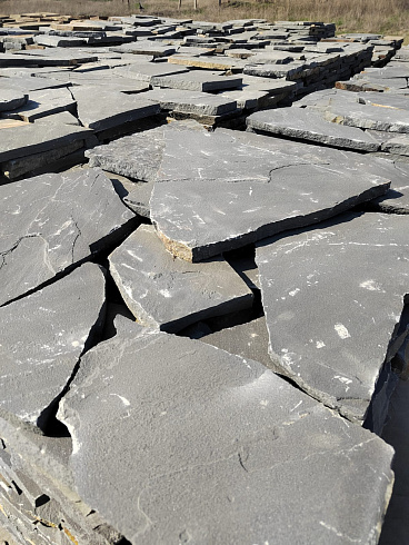 Kamenclub.ru: Песчаник пластушка светло-серый (2,0 см)  купить в Нововоронеже плитняк- ластушка светло-серый, серый рваный ландшафтный плитняк колотый 13800 руб/м3   фото КАМЕНЬ КЛУБ