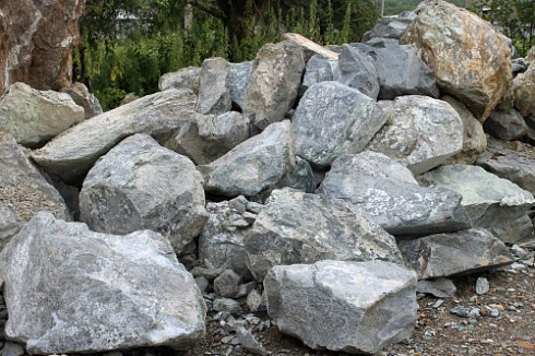 Kamenclub.ru: Змеевик скальник фр. 500-1500 мм.  купить в Нововоронеже змеевик зеленый серый черный глыба скальная колотая 7500 руб/т   фото КАМЕНЬ КЛУБ