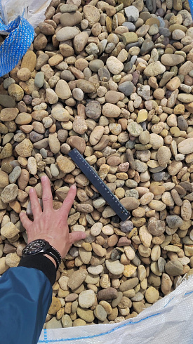 Kamenclub.ru: Галька речная окат рыжая фр. 20-40 мм. купить  в Нововоронеже галька речная окатанная рыжая желтая серая округлая речная галька 5000 руб/т   фото КАМЕНЬ КЛУБ