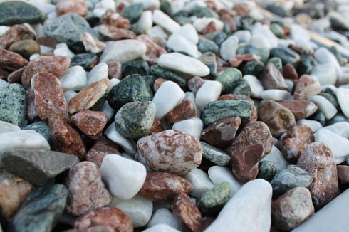 Kamenclub.ru: Мраморная крошка (щебень галтованный микс:белый-зеленый-розовый) фр.20-40 мм.  купить в Нововоронеже мрамор белый, зеленый, розовый мрамор декоративный (галтовка) 15500 руб/т   фото КАМЕНЬ КЛУБ