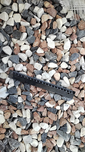 Kamenclub.ru: Мраморная крошка (щебень галтованный микс:белый-зеленый-розовый) фр.20-40 мм.  купить в Нововоронеже мрамор белый, зеленый, розовый мрамор декоративный (галтовка) 15500 руб/т   фото КАМЕНЬ КЛУБ