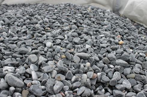 Kamenclub.ru: Щебень галтованный черный (мрамор) фр.10-20 мм.  купить в Нововоронеже мрамор черный с белыми прожилками, черный, белый окатанный округлый ландшафтный декоративный щебень 15000 руб/т   фото КАМЕНЬ КЛУБ