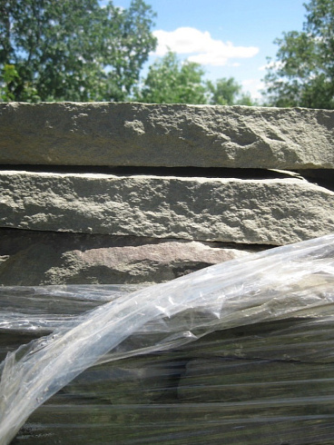 Kamenclub.ru: Песчаник пластушка серо-зеленый (4,0 см- 5,0 см)  купить в Нововоронеже песчаник серо-зеленый, серый, зеленый песчаник рваный ландшафтный колотый 9000 руб/м3   фото КАМЕНЬ КЛУБ