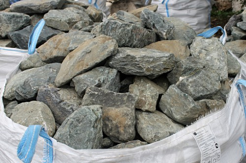 Kamenclub.ru: Гранит скальник (серо-зеленый) фр. 100-500 мм.  купить в Нововоронеже гранит зеленый, серый, салатовый крупный ландшафтный валун 6 000 руб/т   фото КАМЕНЬ КЛУБ