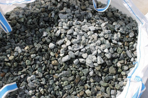 Kamenclub.ru: Щебень крошка зеленый (змеевик) фр. 20-40 мм.  купить в Нововоронеже мрамор зеленый, салатовый ландшафтная мраморная крошка 8500 руб/т   фото КАМЕНЬ КЛУБ