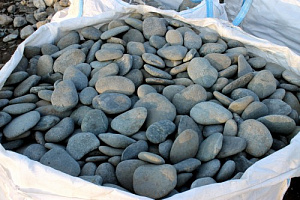 Kamenclub.ru: Галька речная плоская (темно-серая) фр. 100-200-300 мм. купить в Нововоронеже галька речная плоская темно-серый, серый, синий речной галечник плоский 9000 руб/т   фото КАМЕНЬ КЛУБ