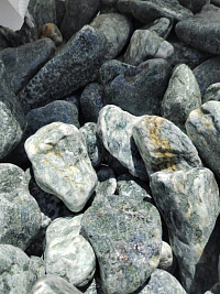 Галтованный жадеит (фр. 70-100 мм) фото Камень Клуб  купить в Нововоронеже