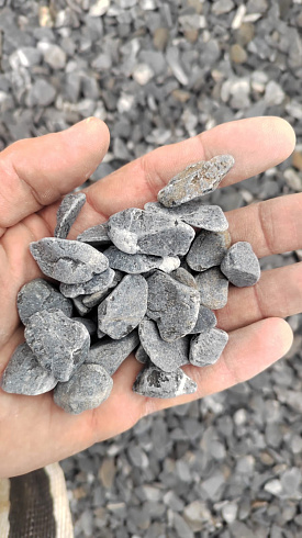 Kamenclub.ru: Щебень галтованный черный (мрамор) фр.10-20 мм.  купить в Нововоронеже мрамор черный с белыми прожилками, черный, белый окатанный округлый ландшафтный декоративный щебень 15000 руб/т   фото КАМЕНЬ КЛУБ