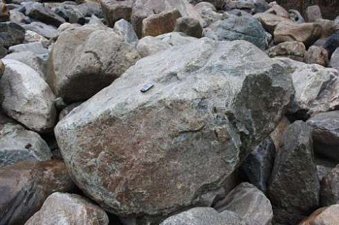 Kamenclub.ru: Гранит скальник (серо-зеленый) фр. 500-1500 мм.  купить в Нововоронеже гранит мрамор  серый зеленый темно-серый глыба скальная колотая ландшафтная 7 500 руб/т   фото КАМЕНЬ КЛУБ