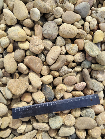 Kamenclub.ru: Галька речная окат рыжая фр. 20-40 мм. купить  в Нововоронеже галька речная окатанная рыжая желтая серая округлая речная галька 5000 руб/т   фото КАМЕНЬ КЛУБ