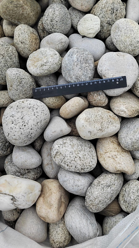 Kamenclub.ru: Галька речная окат (серо-белая) фр. 70-120 мм купить  в Нововоронеже галька галечник бело-серая, серо-белая, серая, белая речная природная галька  8000 руб/т   фото КАМЕНЬ КЛУБ