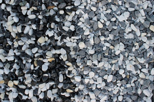 Kamenclub.ru: Мраморная крошка (щебень галтованный микс:белый-черный) фр.10-20 мм.  купить в Нововоронеже мрамор белый, черный окатанные округлые декоративные ландшафтные камни щебня 15500 руб/т   фото КАМЕНЬ КЛУБ
