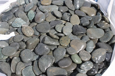 Kamenclub.ru: Галька речная плоская (темно-серая) фр. 100-200-300 мм. купить  в Нововоронеже галька речная плоская темно-серый, серый, синий речной галечник плоский 9000 руб/т   фото КАМЕНЬ КЛУБ
