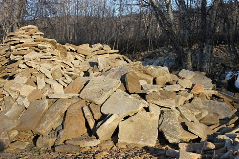 Kamenclub.ru: Песчаник плиты - плахи - пошаговые дорожки (фр. 70-150 мм)  купить в Нововоронеже песчаник серый бежевый желтый зеленый колотый песчаник строительный 6500 руб/т   фото КАМЕНЬ КЛУБ